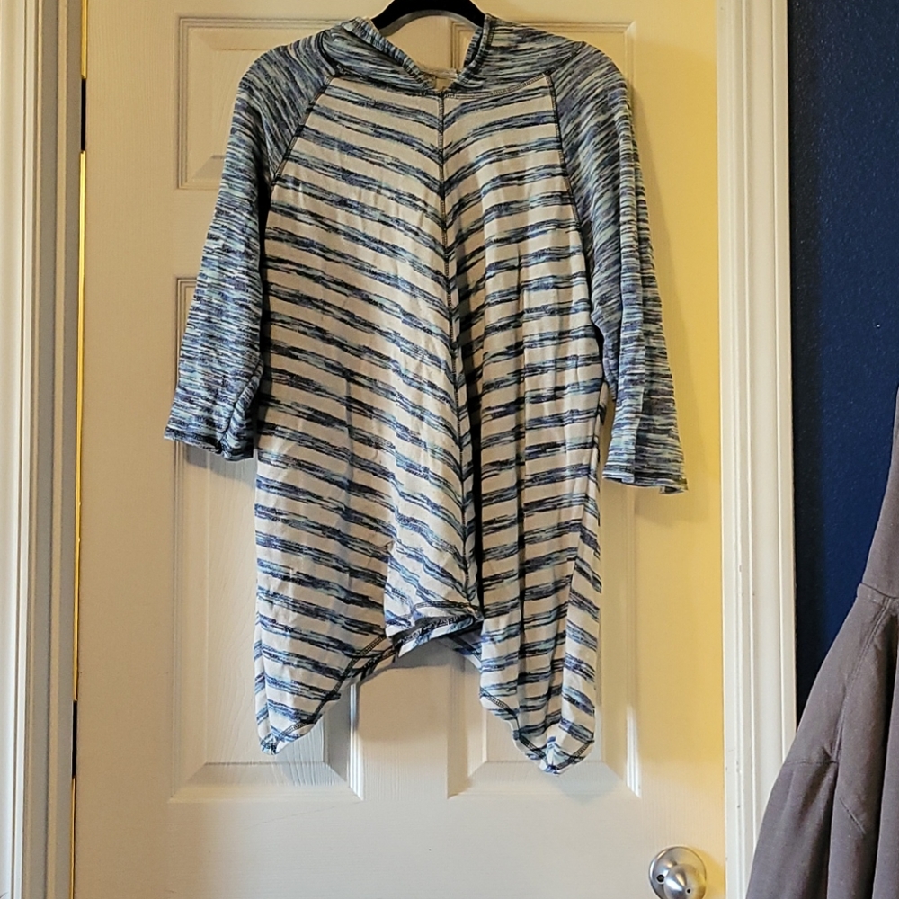 Shark bite light sweater